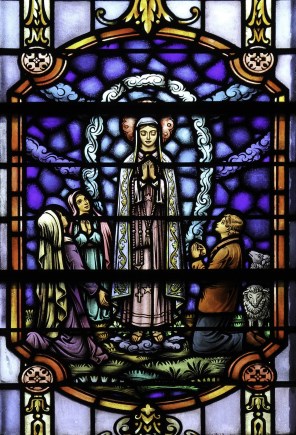 파티마에 발현하신 성모 마리아와 세 명의 목격 증인들_photo by Lawrence OP_in the Church of St Thomas the Apostle in Washington DC USA.jpg